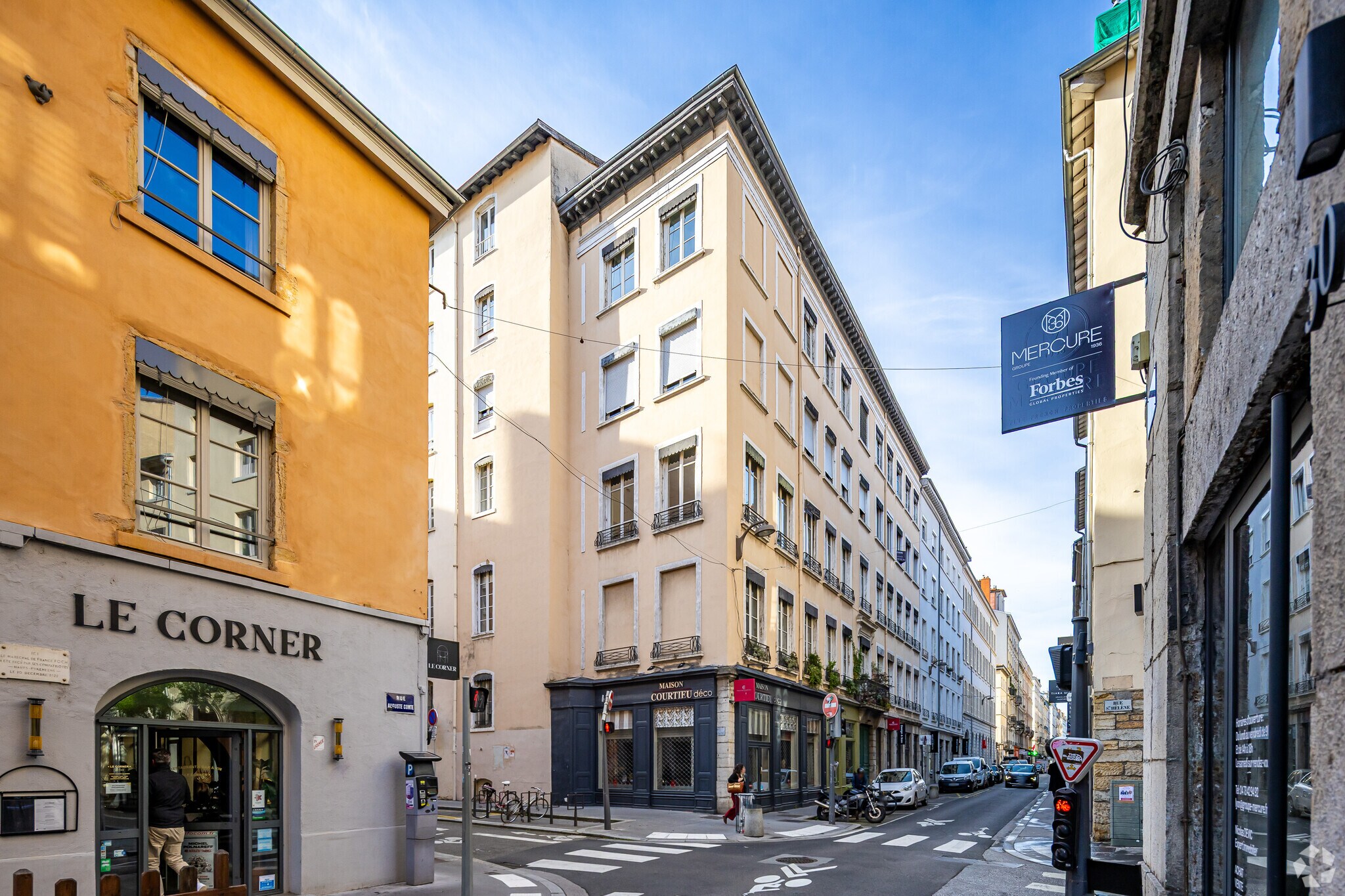 Retail in Lyon to rent Primary Photo- Image 1 of 6