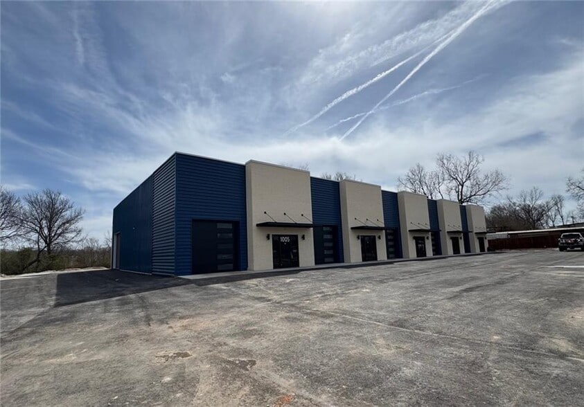 1005 N Bloomington St, Lowell, AR to rent - Building Photo - Image 2 of 3