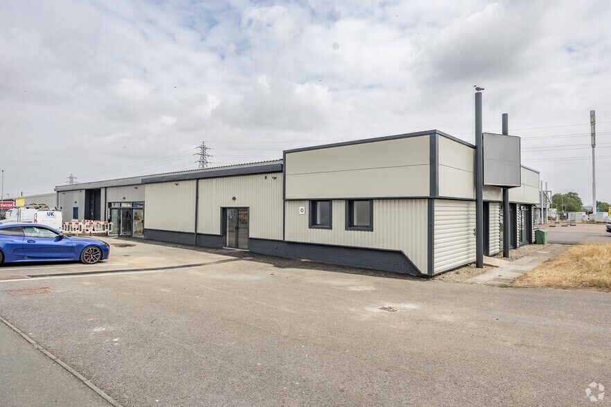 Kingsditch Ln, Cheltenham to rent - Primary Photo - Image 1 of 4