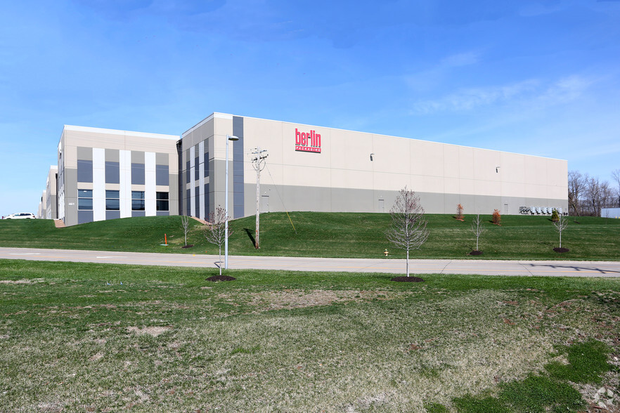 401 Hazelwood Logistics Center Dr, Hazelwood, MO for sale - Building Photo - Image 1 of 1