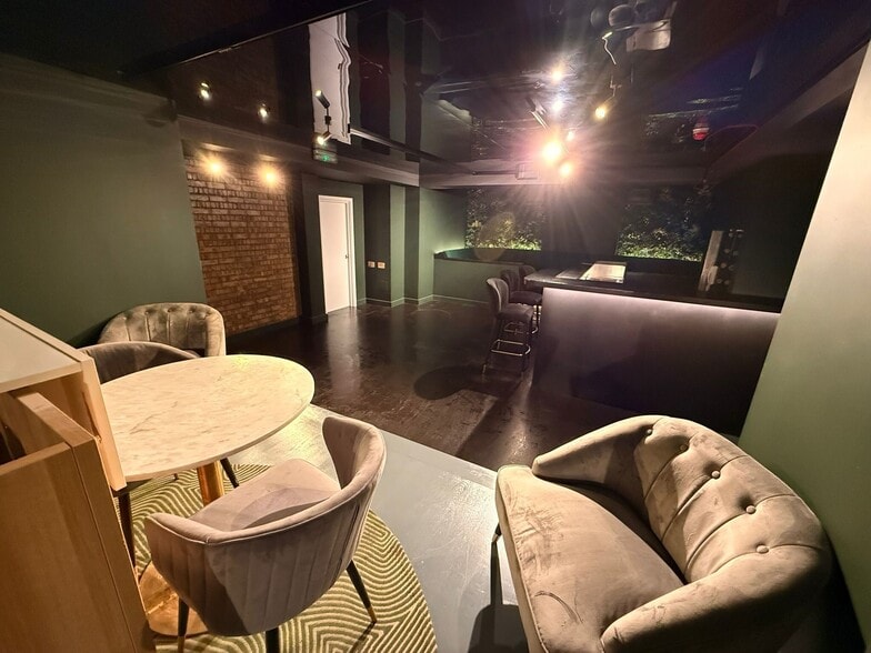 26 Smithfield St, London to rent - Building Photo - Image 3 of 6