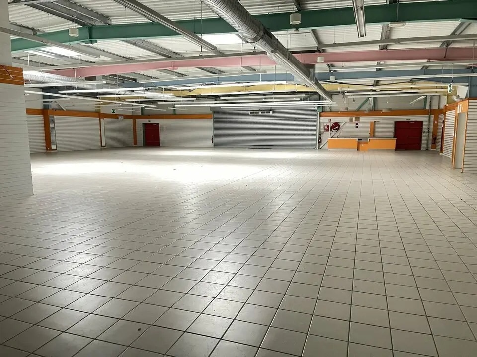 Location Commerce 900 m² - Photo 1
