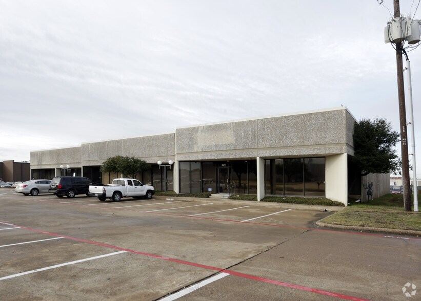 10755 Sanden Dr, Dallas, TX for rent - Building Photo - Image 2 of 5