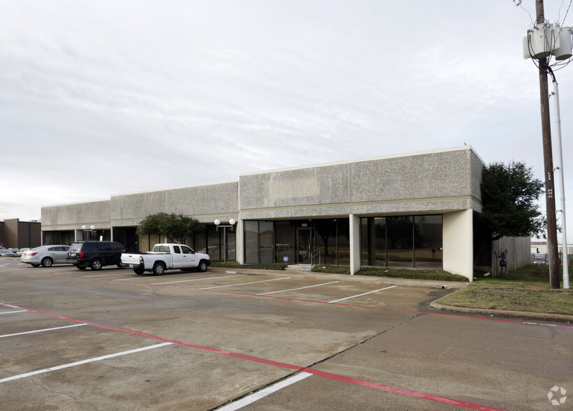 10755 Sanden Dr, Dallas, TX for rent - Building Photo - Image 3 of 5