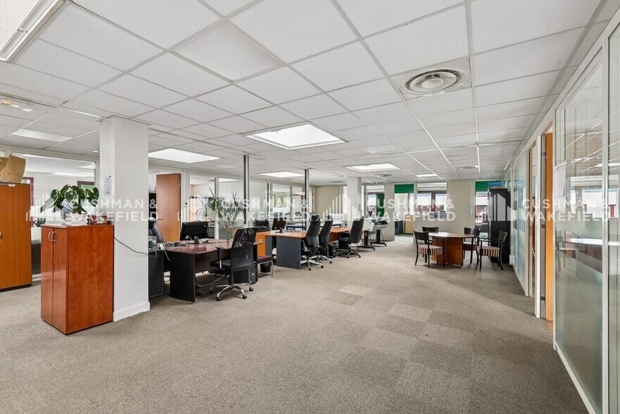 Office in Les Ulis for sale - Interior Photo - Image 1 of 14