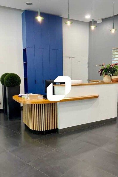 Office in Rueil-Malmaison to rent - Lobby - Image 2 of 18
