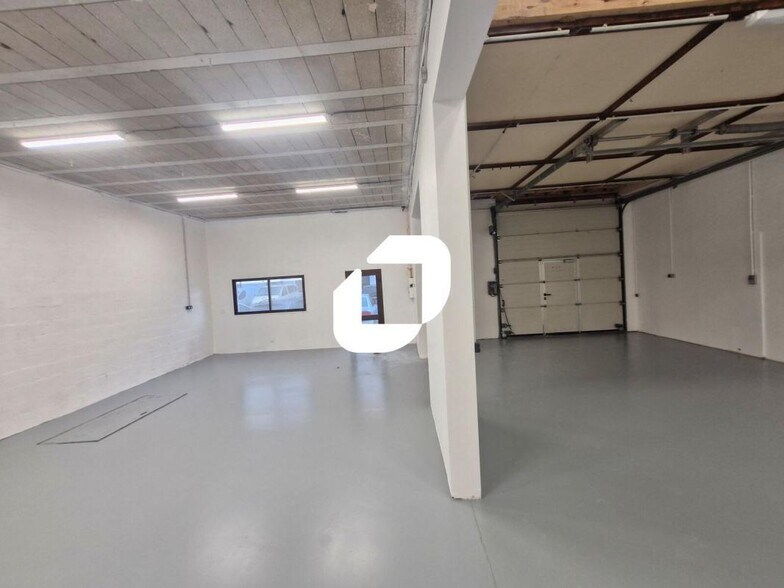Light Industrial in Roissy En Brie to rent - Interior Photo - Image 2 of 10