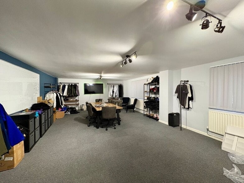 Unit 10 Top Angel, Buckingham to rent - Building Photo - Image 2 of 11