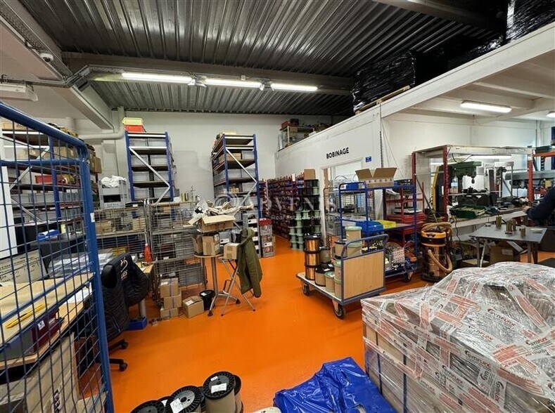 Light Industrial in Croissy Beaubourg for sale - Interior Photo - Image 3 of 8