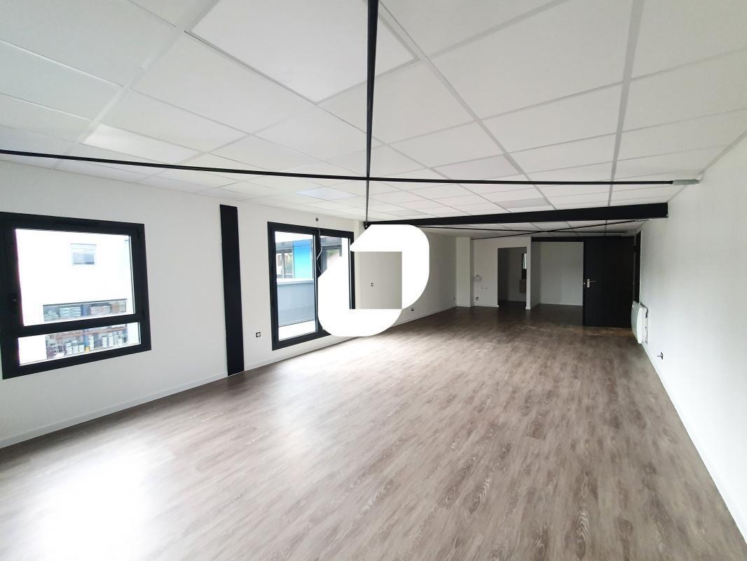 Office in Lagny-sur-Marne to rent Building Photo- Image 1 of 14