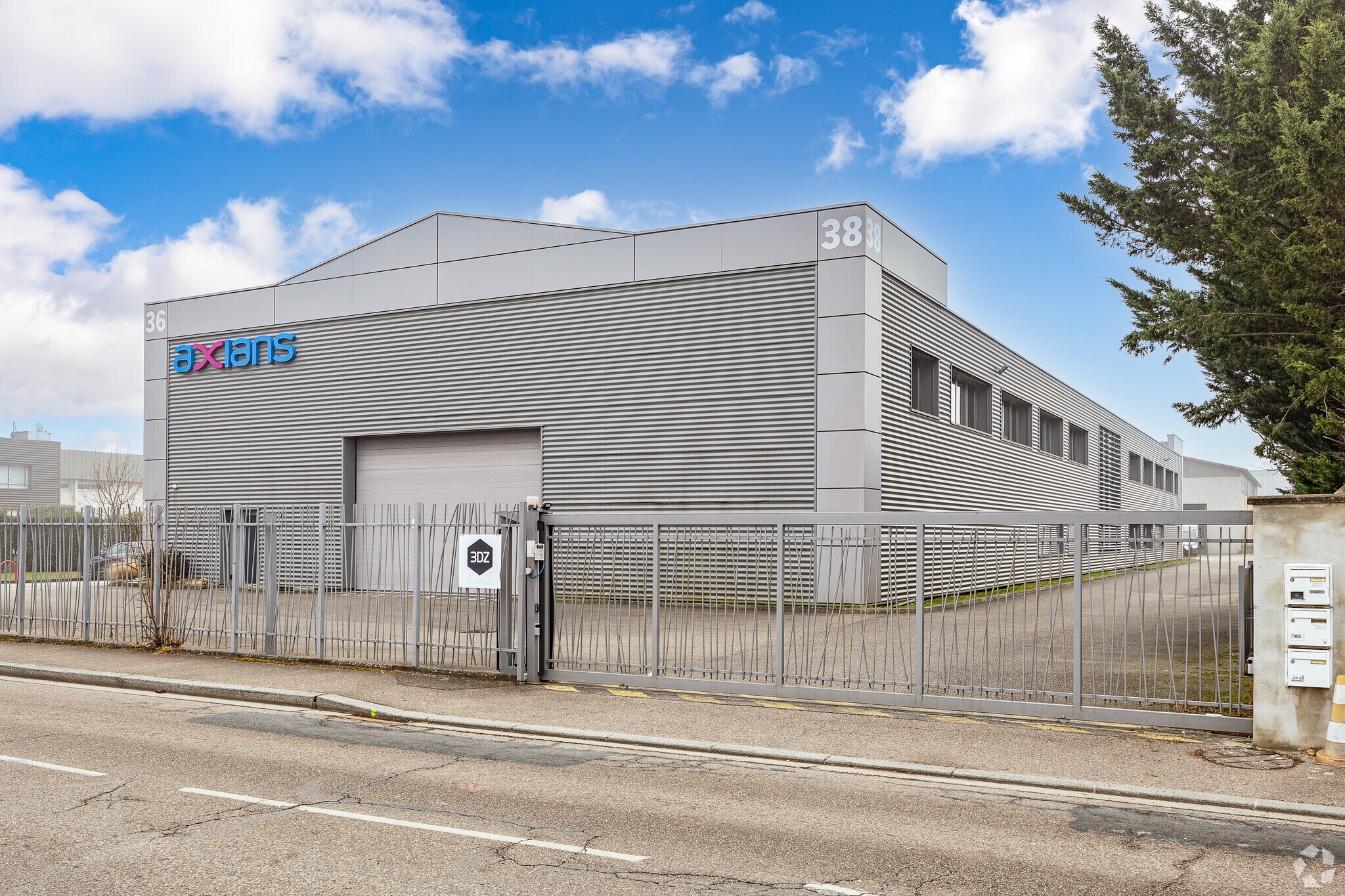 Light Industrial in Décines-Charpieu for sale Primary Photo- Image 1 of 3