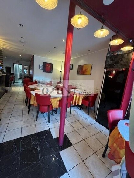 Retail in Charenton-le-Pont to rent - Interior Photo - Image 1 of 3