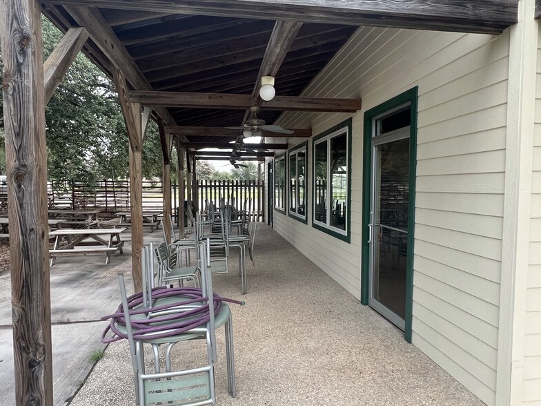 101 W Huebinger St, Marion, TX for rent - Building Photo - Image 2 of 11