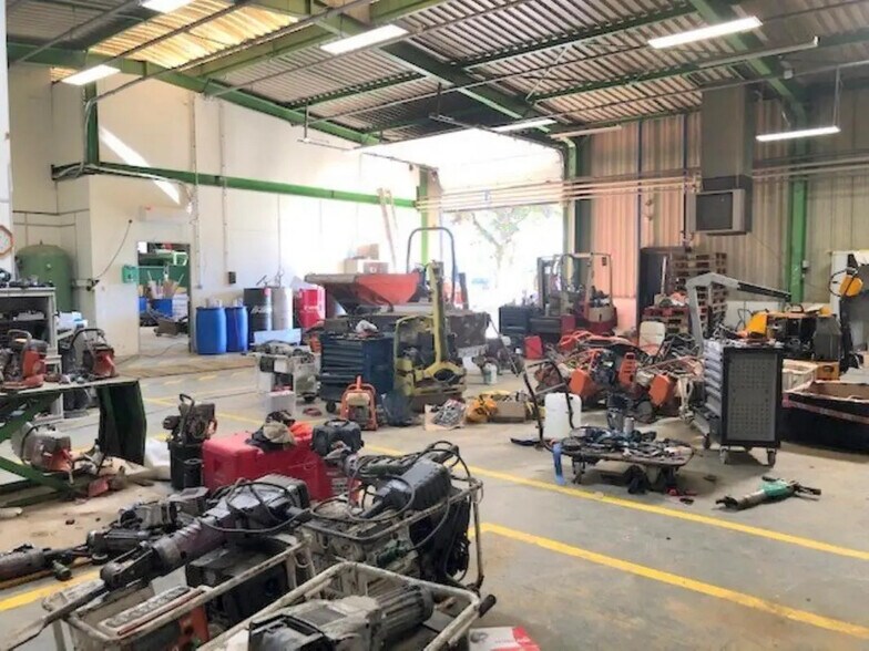 Light Industrial in Plaisir to rent - Building Photo - Image 3 of 7