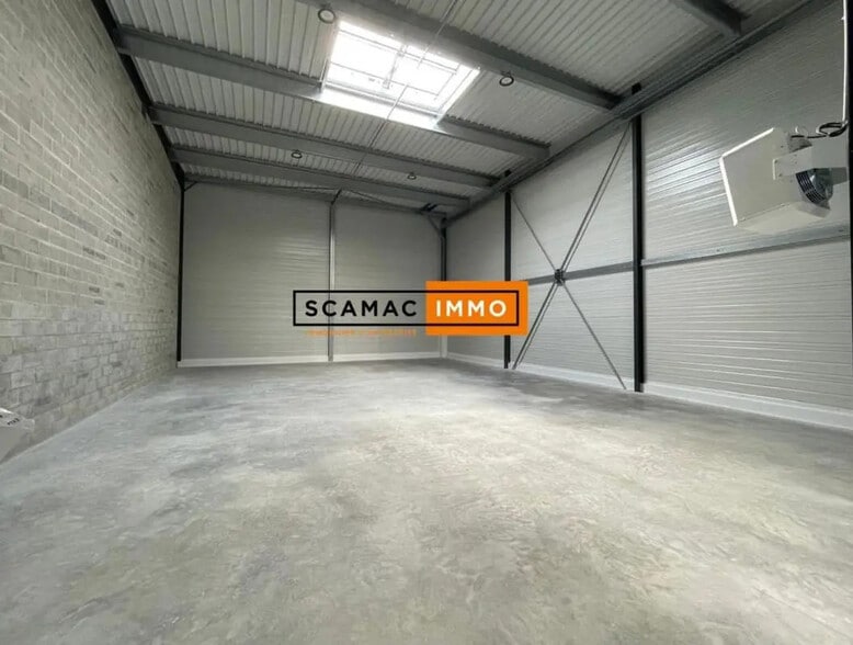 Industrial in Cergy to rent - Building Photo - Image 1 of 5