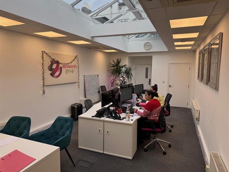 72 Queens Rd, Buckhurst Hill for sale - Building Photo - Image 3 of 10