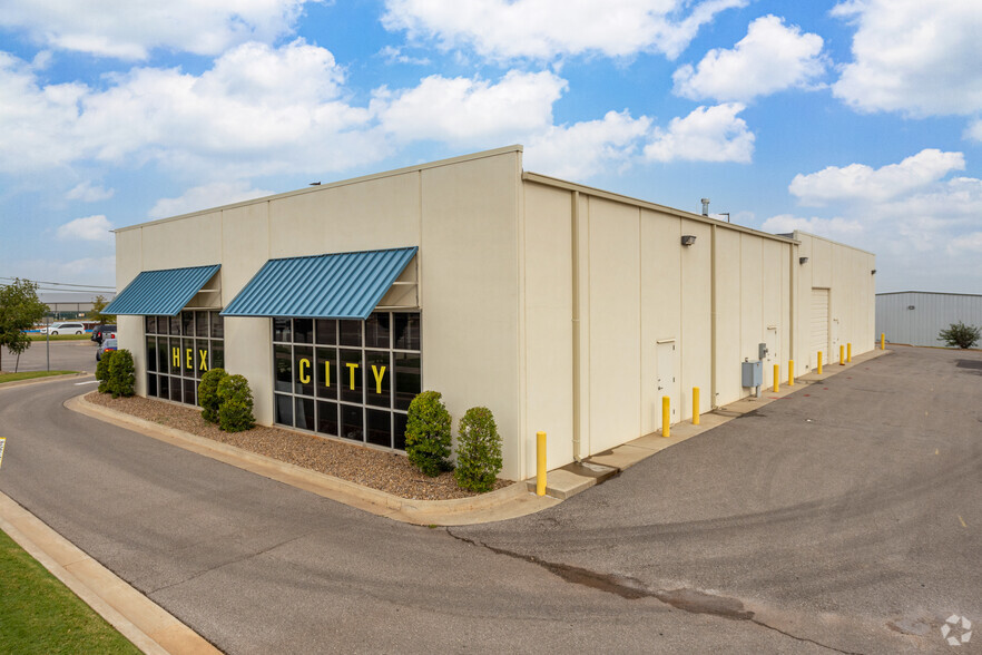 7021 W Wilshire Blvd, Oklahoma City, OK for rent - Building Photo - Image 3 of 5