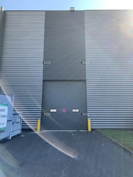 Light Industrial in Villeneuve-la-Garenne to rent - Building Photo - Image 3 of 13