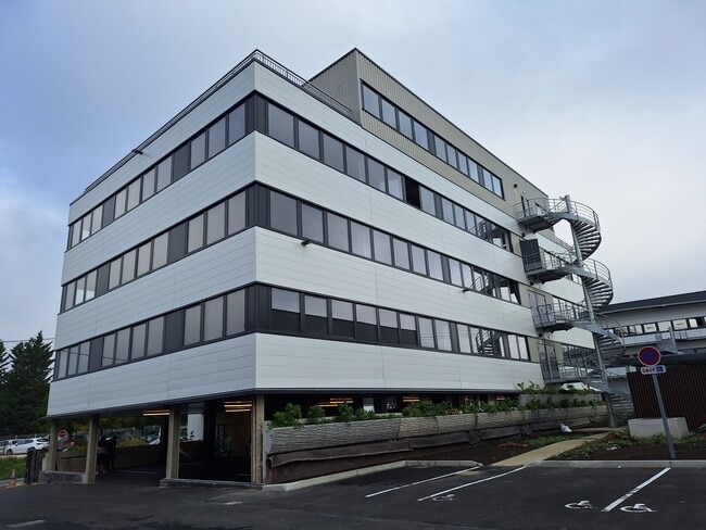 Vente Local d'activités 156 m² à 1 831 m²