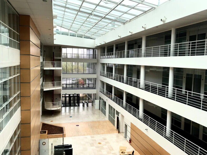 Office in Massy to rent - Primary Photo - Image 1 of 10