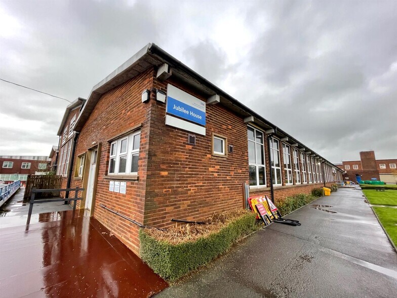 Jubilee House, Leyland to rent - Building Photo - Image 2 of 4