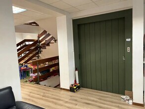 Retail in Aubagne to rent Interior Photo- Image 1 of 2