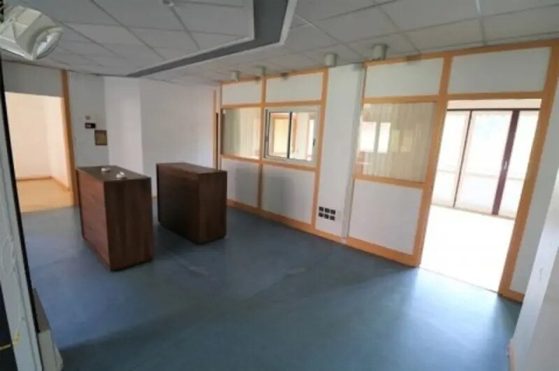 Light Industrial in Villefranche-sur-Saône to rent - Interior Photo - Image 1 of 1