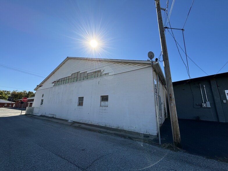 301 W Mulberry St, Salem, IN for sale - Building Photo - Image 3 of 8