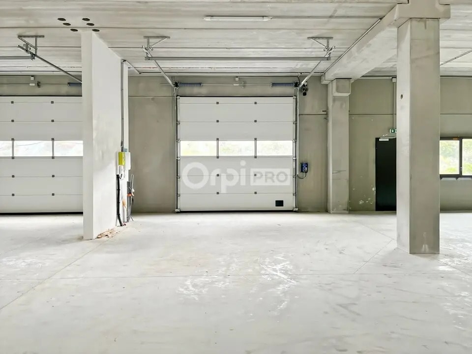 Location Local d'activités 310 m² - Photo 1