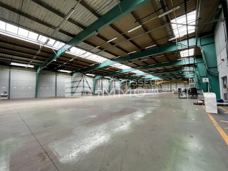 Industrial in Lieusaint to rent - Interior Photo - Image 1 of 10