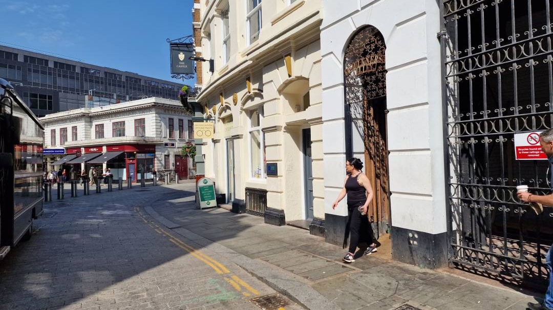 Faulkner's Aly, London to rent Building Photo- Image 1 of 11