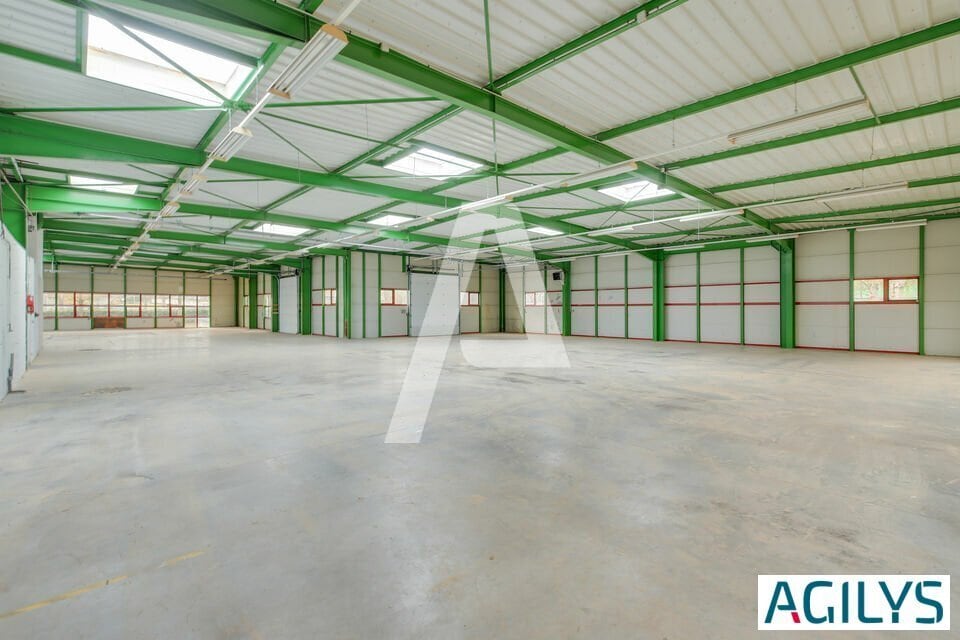 Light Industrial in Saint-Thibault-des-Vignes to rent Interior Photo- Image 1 of 10