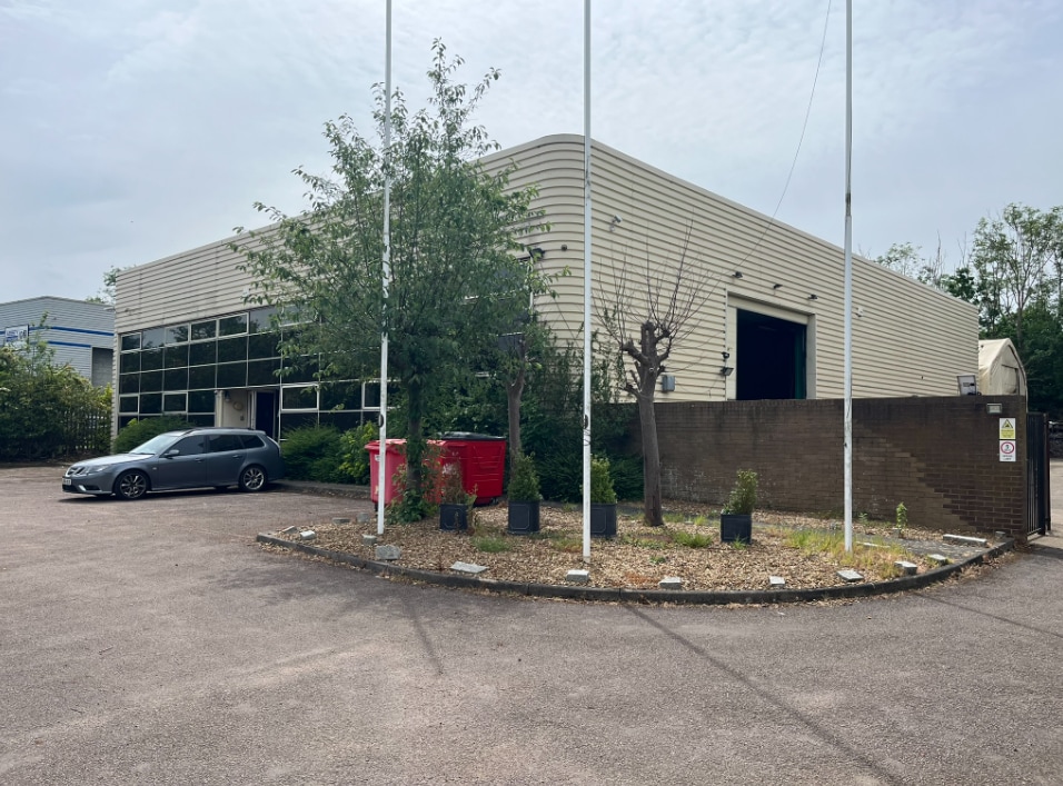 71 Alston Dr, Milton Keynes to rent Building Photo- Image 1 of 9
