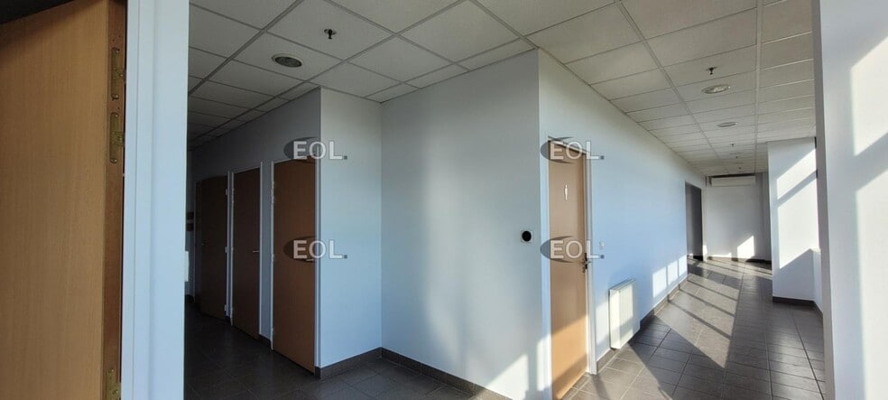 Industrial in Saint-Quentin-Fallavier to rent - Interior Photo - Image 2 of 8