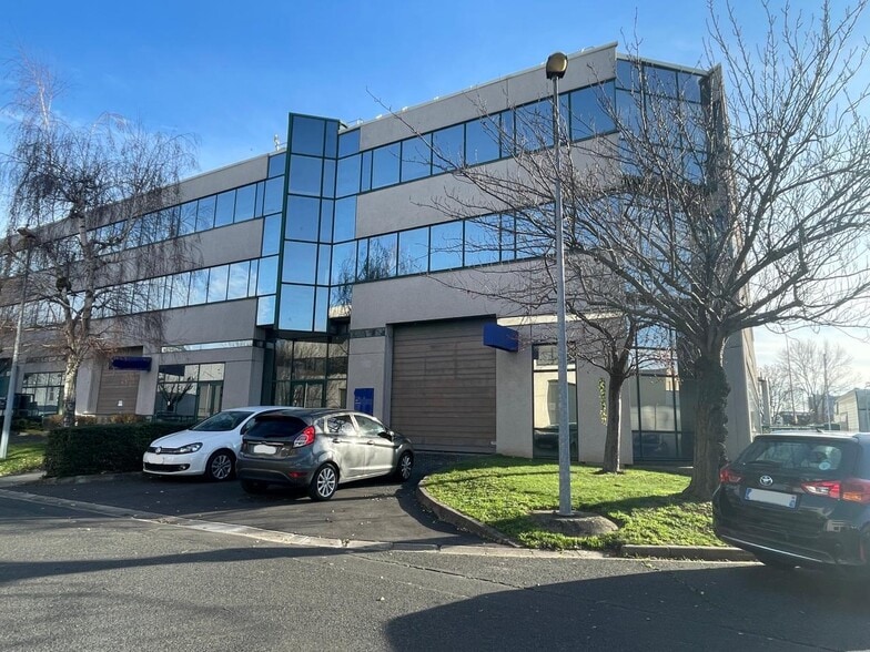 Light Industrial in Colombes to rent - Building Photo - Image 1 of 18