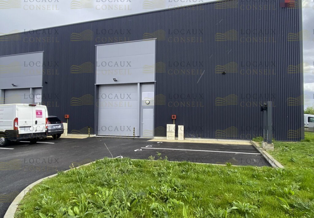 Location Entrepôt 392 m² - Photo 1