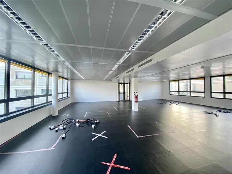 Office in Rueil-Malmaison to rent - Interior Photo - Image 3 of 8