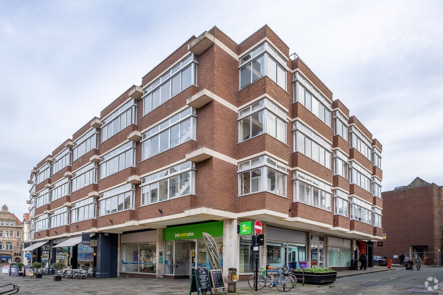 The Sq, Shrewsbury to rent - Primary Photo - Image 1 of 9