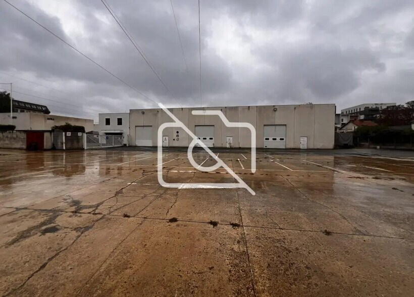 Industrial in Vitry-sur-Seine to rent - Building Photo - Image 1 of 11
