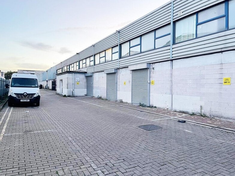 18 Wadsworth Rd, Greenford to rent - Building Photo - Image 3 of 11