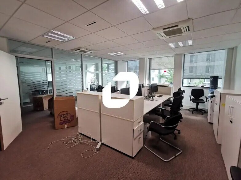 3-5 Rue Barbès, Montrouge to rent - Interior Photo - Image 2 of 27