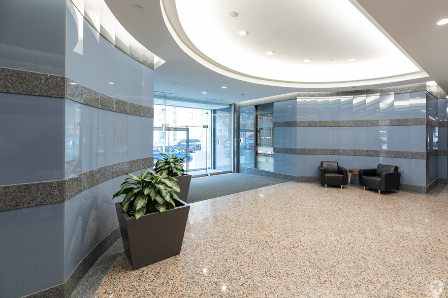 525 University Ave, Toronto, ON for rent - Lobby - Image 2 of 4