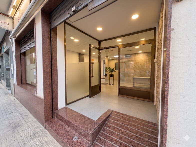 Retail in Carcaixent, Valencia to rent - Lobby - Image 3 of 27