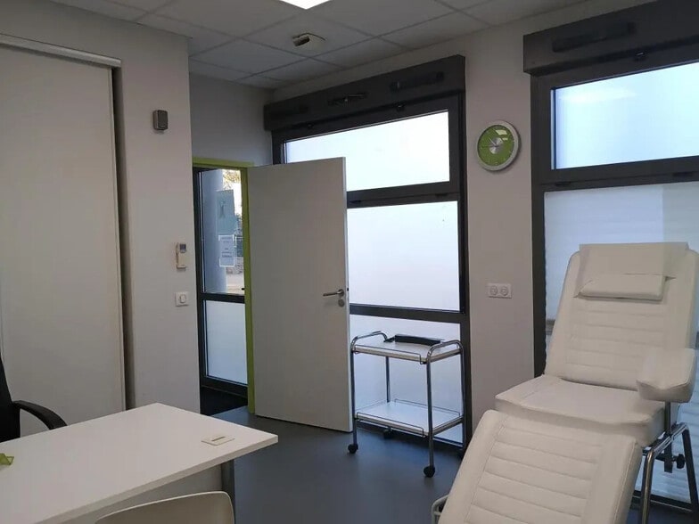 2 Rue De L'Ecole, Rillieux-la-Pape to rent - Interior Photo - Image 3 of 5