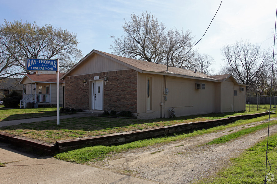 811 W Brown St, Ennis, TX for rent - Building Photo - Image 2 of 4