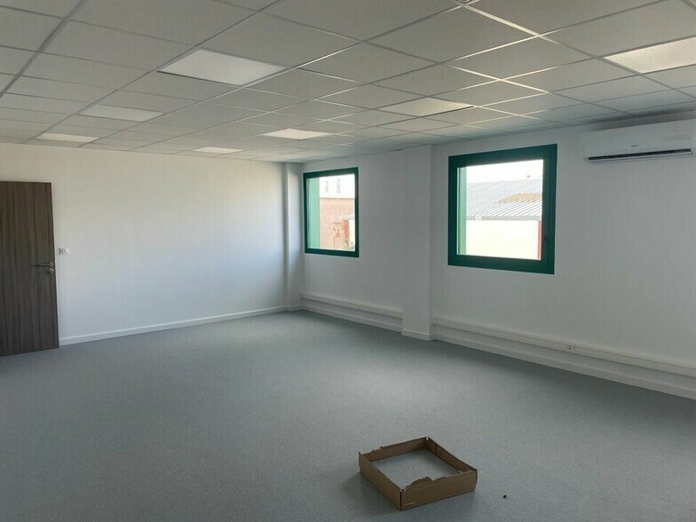 Light Industrial in Mions to rent - Interior Photo - Image 2 of 10