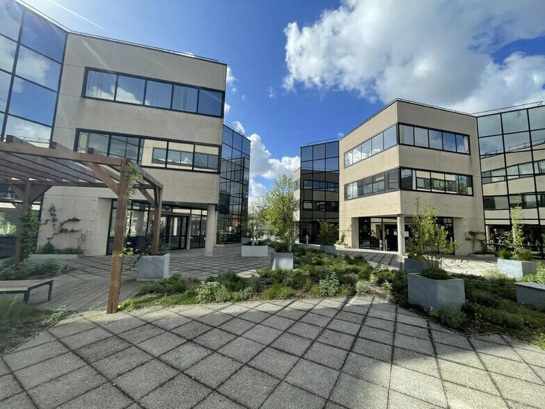 Light Industrial in Nanterre to rent - Building Photo - Image 2 of 10