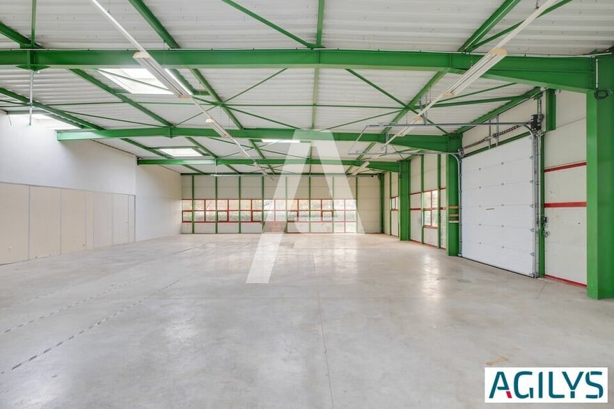 Light Industrial in Saint-Thibault-des-Vignes to rent - Building Photo - Image 2 of 9