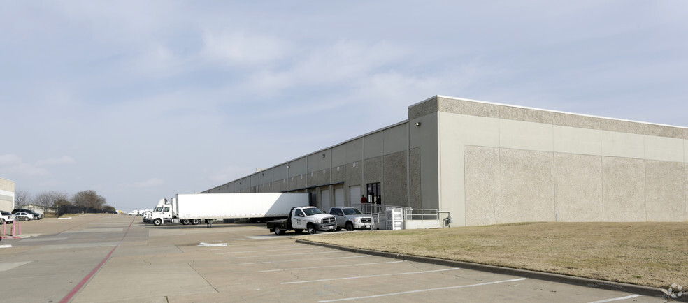 601-807 Parkway Dr, Grand Prairie, TX for rent - Building Photo - Image 3 of 11