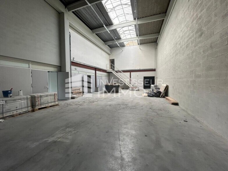Light Industrial in Le Mesnil-Amelot to rent - Interior Photo - Image 1 of 9